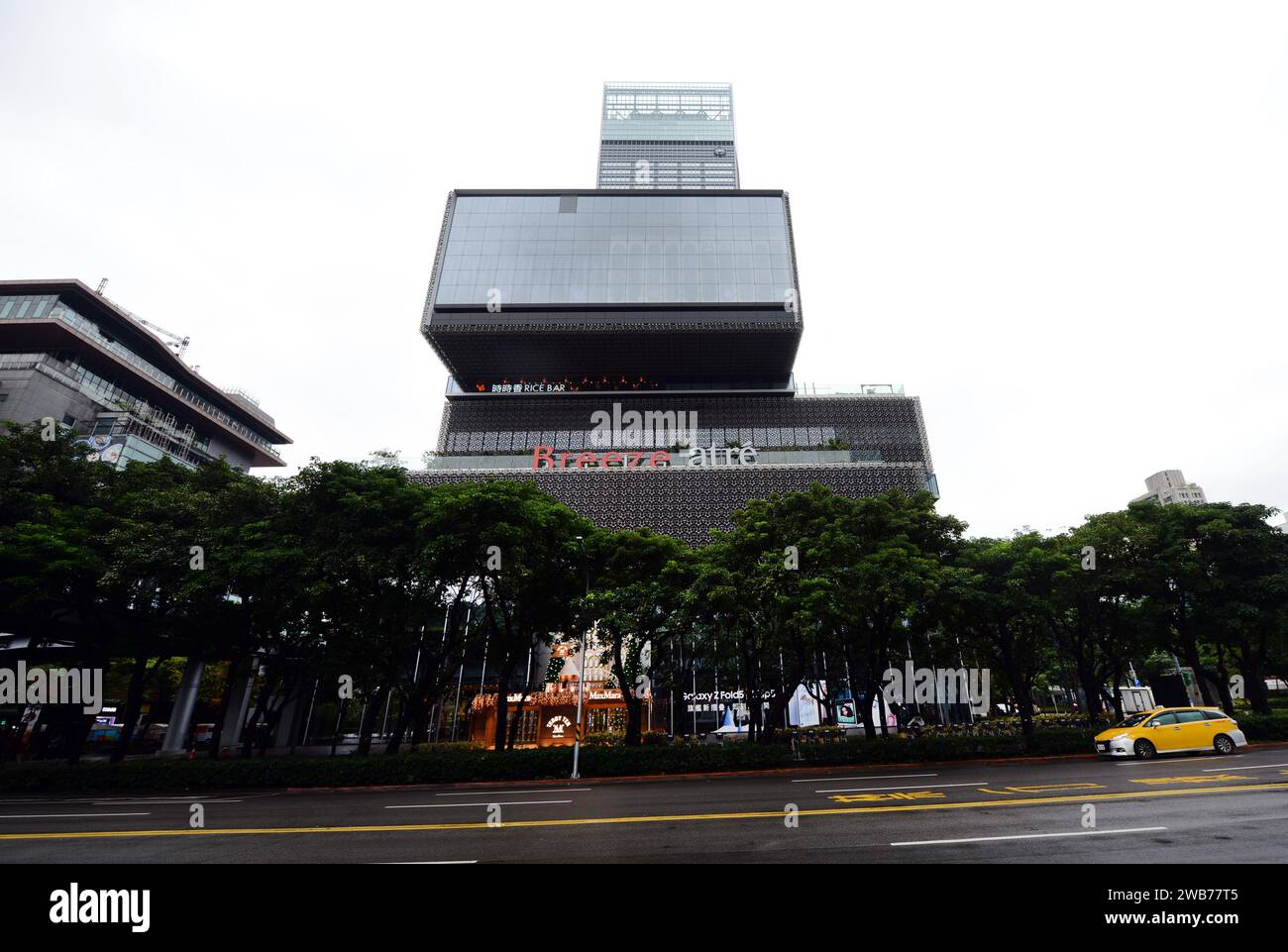 Il centro commerciale Breeze Nan Shan in Songzhi Road a Taipei, Taiwan. Foto Stock