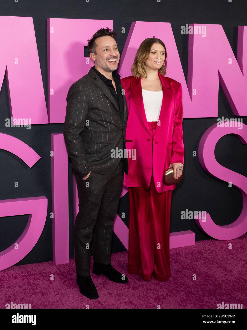 New York, USA. 8 dicembre 2023. (L-R) Arturo Perez Jr. E Samantha Jayne arrivano sul tappeto 'rosa' per la prima di New York di 'Mean Girls' all'AMC Lincoln Square di New York, New York, l'8 gennaio 2024. (Foto di Gabriele Holtermann/Sipa USA) credito: SIPA USA/Alamy Live News Foto Stock