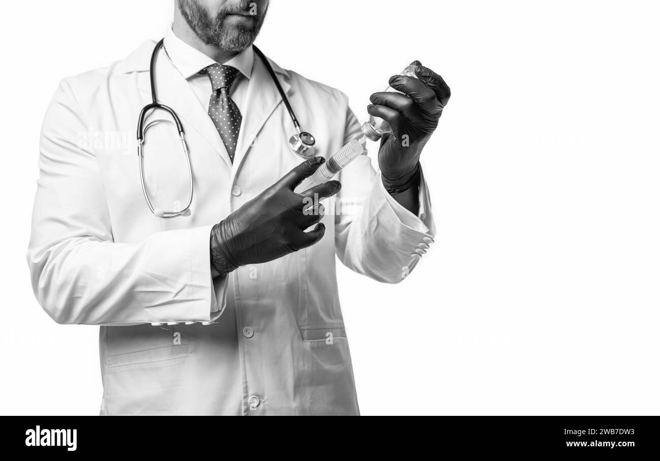 foto del medico fare l'iniezione di vaccinazione con siringa, pubblicità. medico fare la vaccinazione Foto Stock