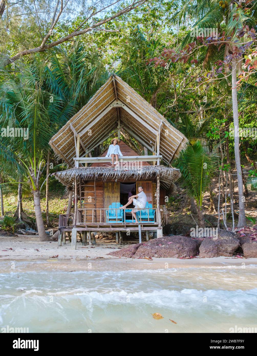 Koh Wai Island Trat Thailand è un'isola tropicale nei pressi di Koh Chang. bungalow in legno di bamboo sulla spiaggia. una giovane coppia di uomini e donne su un Foto Stock