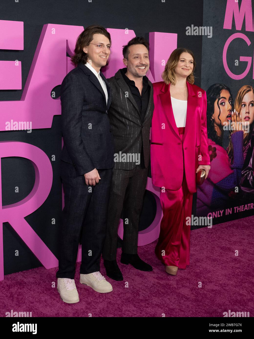 (L-R) Bill Kirstein, Arturo Perez Jr. E Samantha Jayne arrivano sul tappeto rosa per la prima di New York di Mean Girls all'AMC Lincoln Square di New York, New York, l'8 gennaio 2024. (Foto di Gabriele Holtermann/Sipa USA) Foto Stock