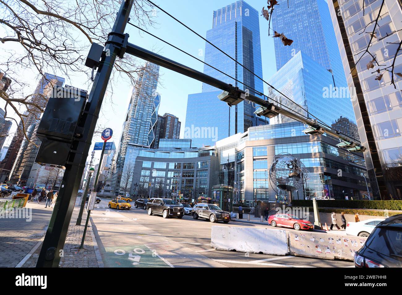 New York City, Stati Uniti. 8 gennaio 2024. Nuovi pedaggi di congestione installati nel lato superiore ovest di New York City l'8 gennaio 2024. New York dovrebbe diventare la prima città della nazione a implementare i prezzi di congestione già dalla prossima primavera. Il sistema addebiterà ad auto, autobus, motociclette e camion una tariffa in base alle dimensioni del veicolo e all'occupazione per guidare a Manhattan sulla 60th Street o al di sotto di essa. Si prevede che il pedaggio per la congestione dei prezzi sia consigliato a $15 per le auto per entrare nel centro di Manhattan. Foto di Charles Guerin/ABACAPRESS.COM Credit: Abaca Press/Alamy Live News Foto Stock