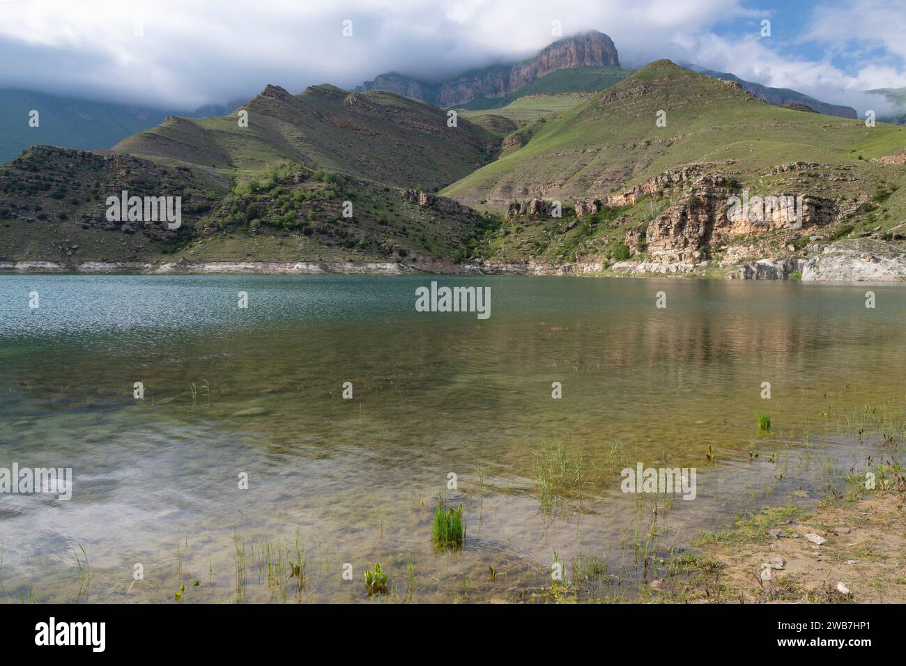 Lago Gizhgit in un giorno di giugno. Kabardino-Balkaria, Federazione Russa Foto Stock