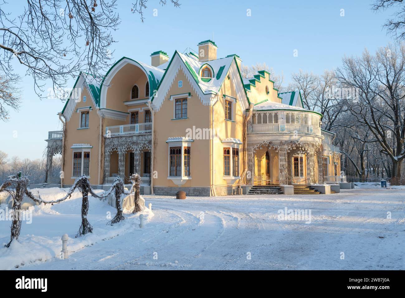 PETRODVORETS, RUSSIA - 7 DICEMBRE 2023: Vista del vecchio palazzo "Cottage" in un soleggiato giorno di dicembre. Alexandria Park, Peterhof Foto Stock