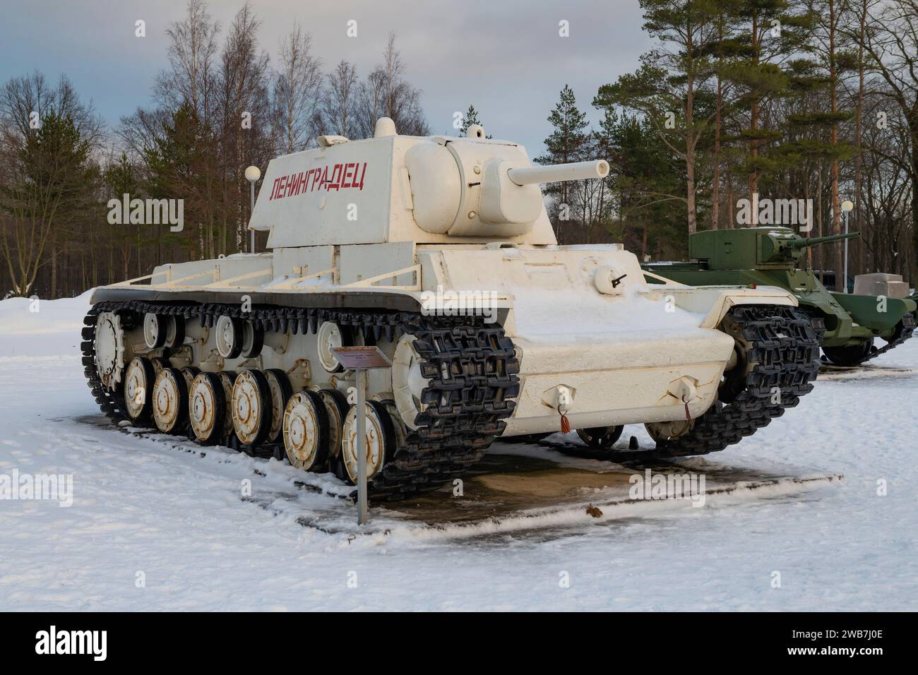 KIROVSK, RUSSIA - 18 DICEMBRE 2023: Carro armato pesante sovietico KV-1 "Leningradets" in vernice bianca invernale su una nuvolosa giornata di dicembre. Mostra aperta del 'Bre Foto Stock