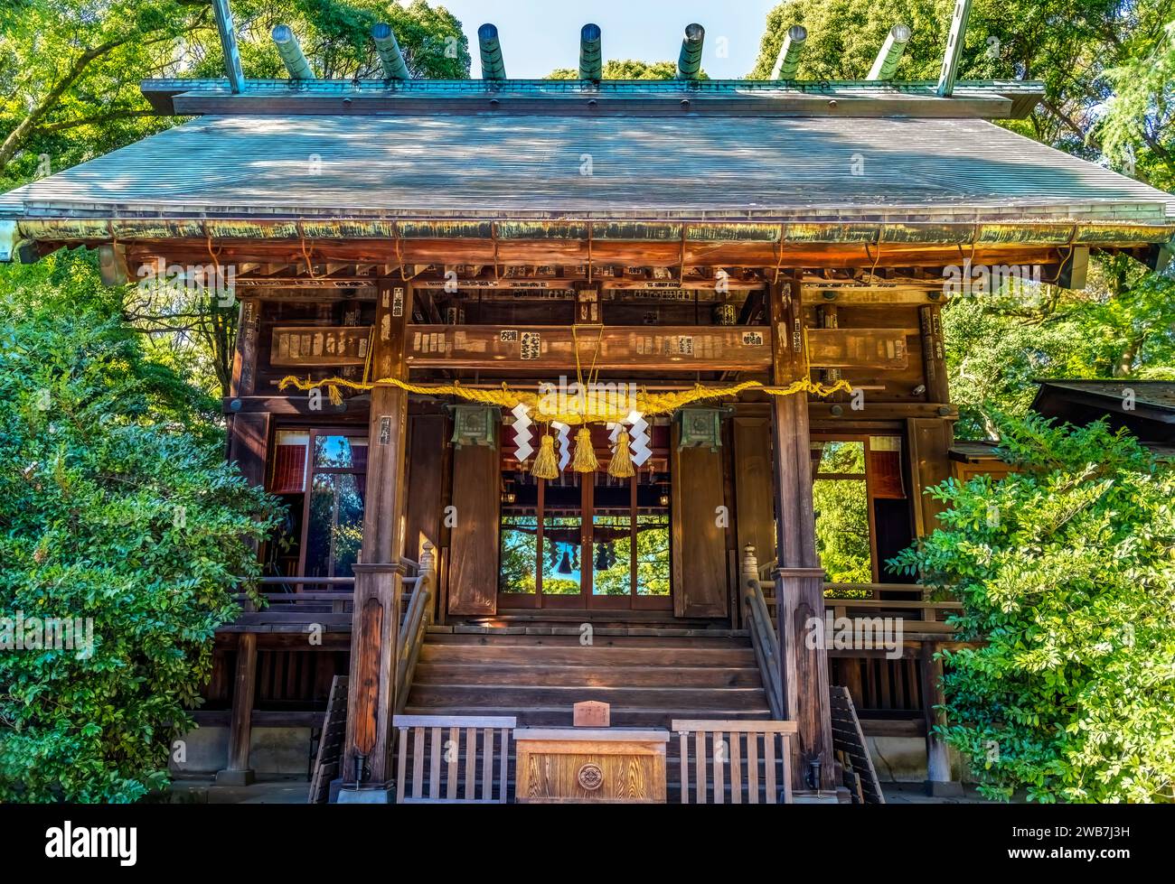 Sala principale colorata Honden Hotoku Ninomiya Shinto Shinto Shrine Odawara Giappone. Shrine fondato nel 1894 per Hotoku Ninomiya. Carte di preghiera comuni e personalizzate Shinto Foto Stock