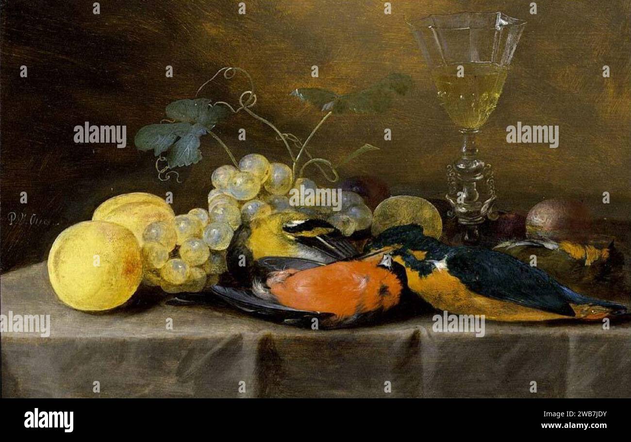 Pieter van Overschie - natura morta con due fringuelli, un kingfisher, uva, pesche, prugne e un faon-de-venise wineglass, il tutto su un tavolo drappeggiato. Foto Stock