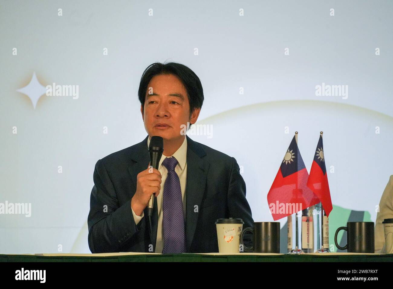 Taipei, Taiwan. 9 gennaio 2024. Lai Ching-te, vicepresidente taiwanese e candidato del partito al governo, Partito Progressista Democratico (DPP) per le elezioni presidenziali del 2024, parla in una conferenza stampa. Credito: SOPA Images Limited/Alamy Live News Foto Stock