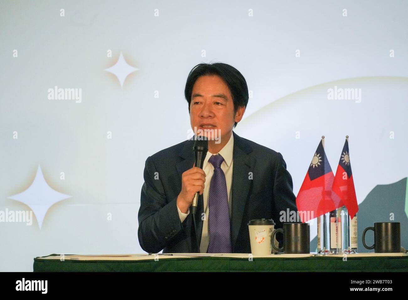 Taipei, Taiwan. 9 gennaio 2024. Lai Ching-te, vicepresidente taiwanese e candidato del partito al governo, Partito Progressista Democratico (DPP) per le elezioni presidenziali del 2024, parla in una conferenza stampa. Credito: SOPA Images Limited/Alamy Live News Foto Stock