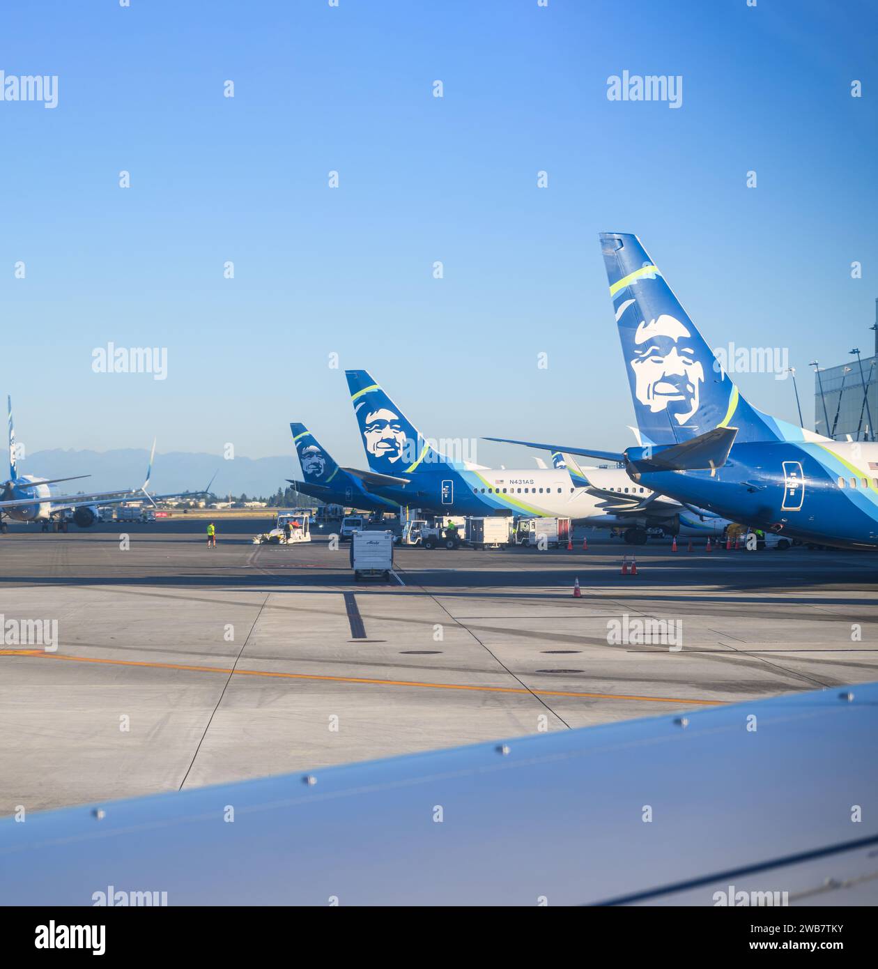 Seattle, USA - 04 agosto 2023: Aeroplani Alaska Airline presso l'aeroporto internazionale di Seattle-Tacoma. Formato verticale. Foto Stock