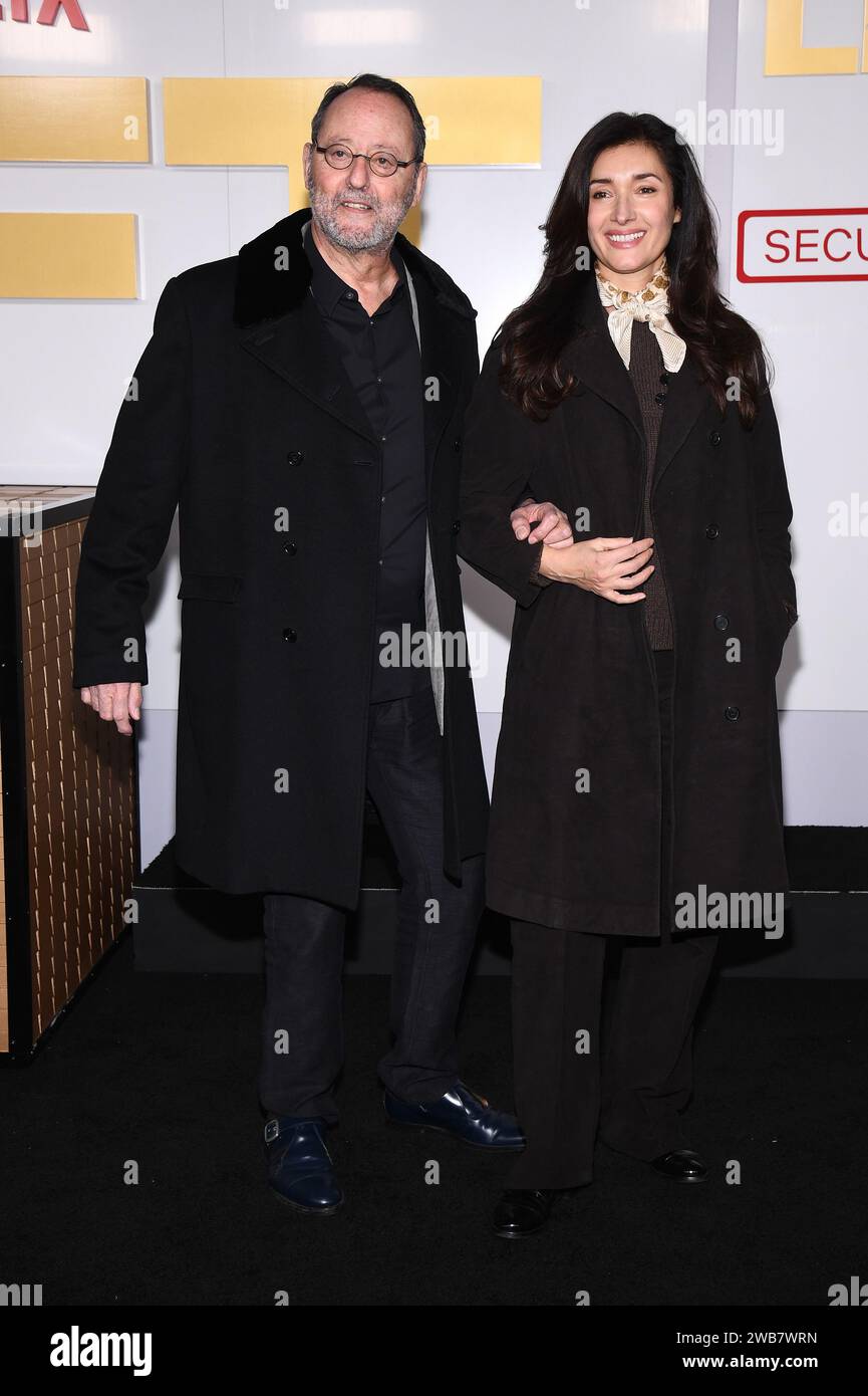 New York, USA. 8 gennaio 2024. (L-R) Jean Reno e Zofia Borucka partecipano alla prima mondiale "Lift" di Netflix al Jazz Center di New York, New York, l'8 gennaio 2024. (Foto di Anthony Behar/Sipa USA) credito: SIPA USA/Alamy Live News Foto Stock