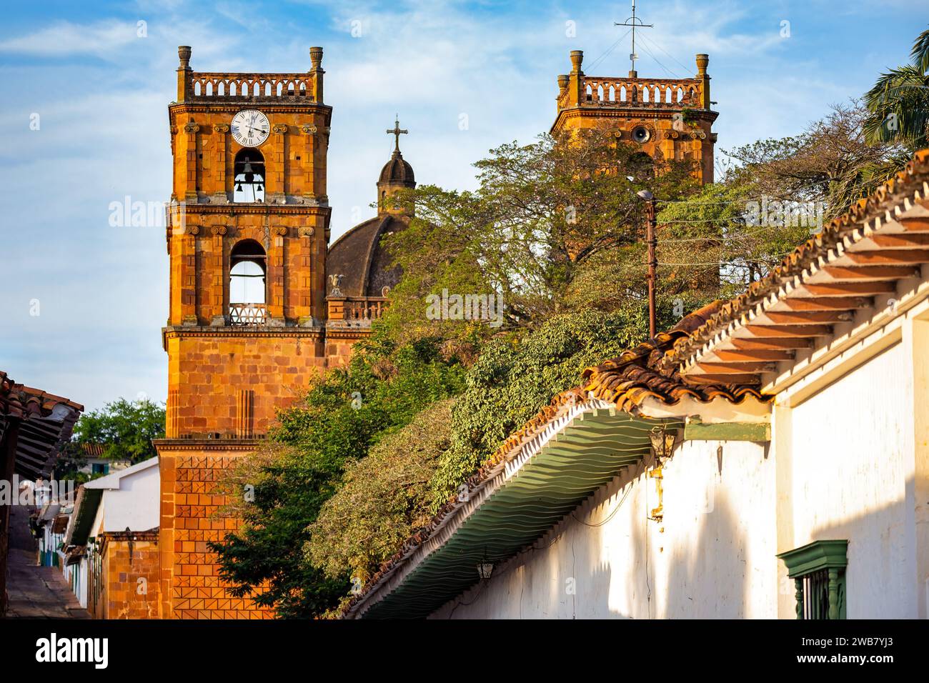 Chiesa parrocchiale dell'Immacolata Concezione a Barichara, dipartimento di Santander Colombia. Il torreggiante campanile della chiesa e le bellissime finestre lo fanno Foto Stock