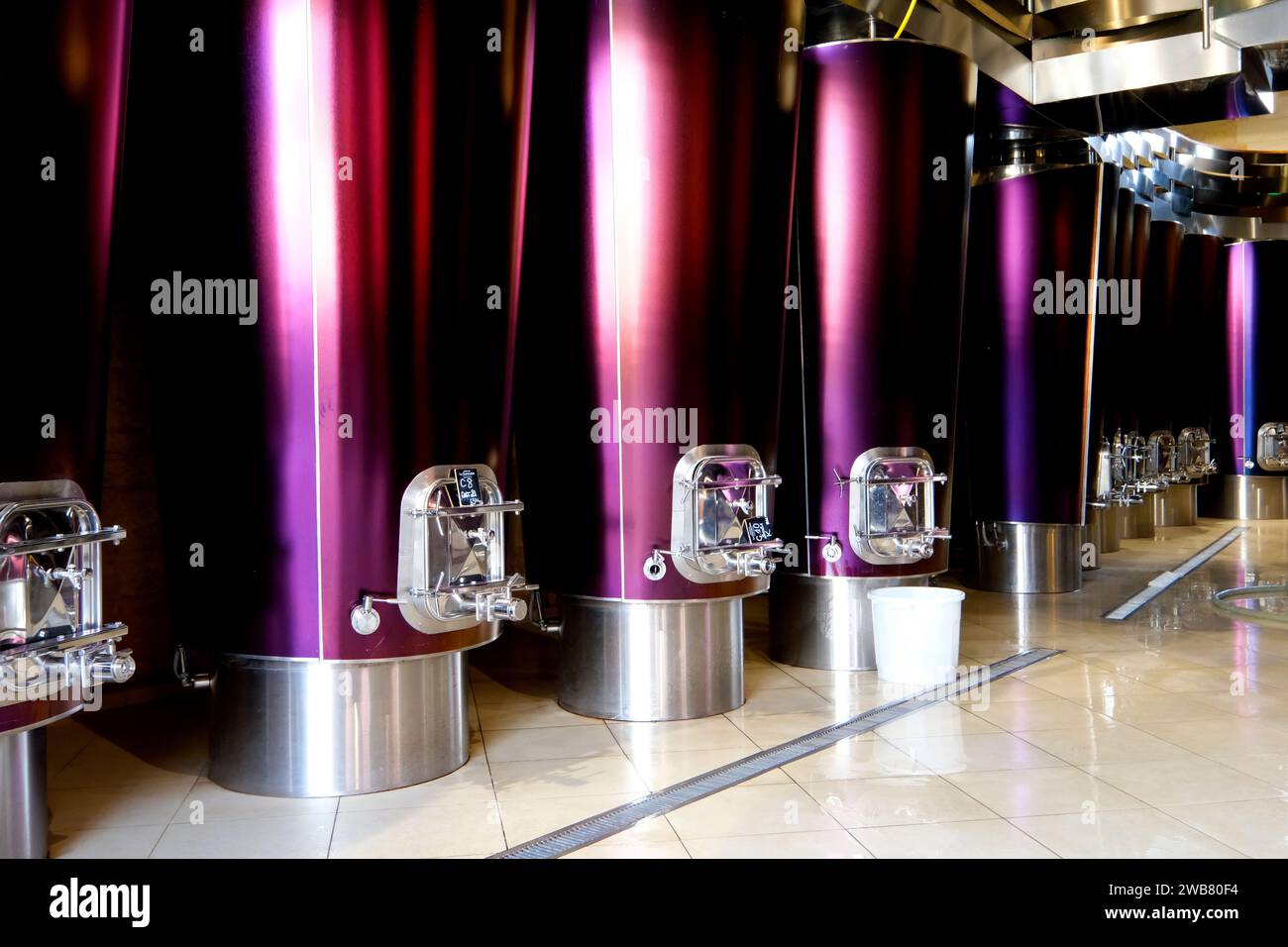 Vasche di stoccaggio del vino presso lo Chateau la Gaffeliere a Saint Emilion in Francia Foto Stock