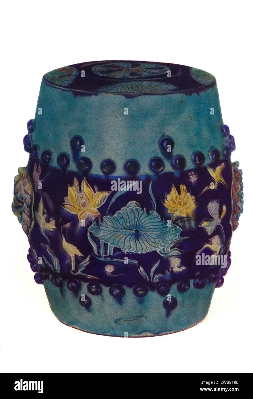 Sede in porcellana con disegni incisi e bordati con fili di argilla e lavati con smalti colorati. Dinastia Ming, circa 1500. H. 333mm dall'arte cinese: Cento piatti a colori che riproducono ceramiche e porcellane di tutti i periodi, giade, lacche, dipinti, bronzi, Furniture, etc, etc. by Hobson, R. L. (Robert Lockhart), 1872-1941 data di pubblicazione 1927 Publisher New York : The Macmillan Company Foto Stock