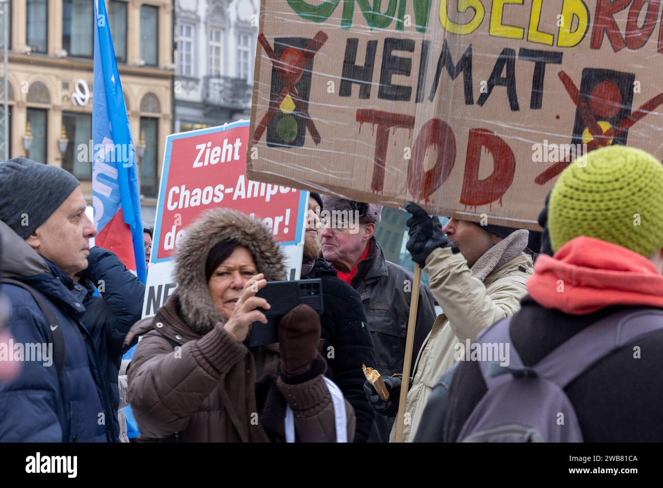 Karl Richter C , Fellmütze / parteilos, ehemals Republikaner, NPD / AFD Demo auf dem Max-Joseph-Platz vor der Oper in München / Datum: 08.01.2024 / *** Karl Richter C , fur cap non partitico, ex repubblicano, NPD AFD Demo su Max Joseph Platz di fronte all'Opera di Monaco Data 08 01 2024 Foto Stock