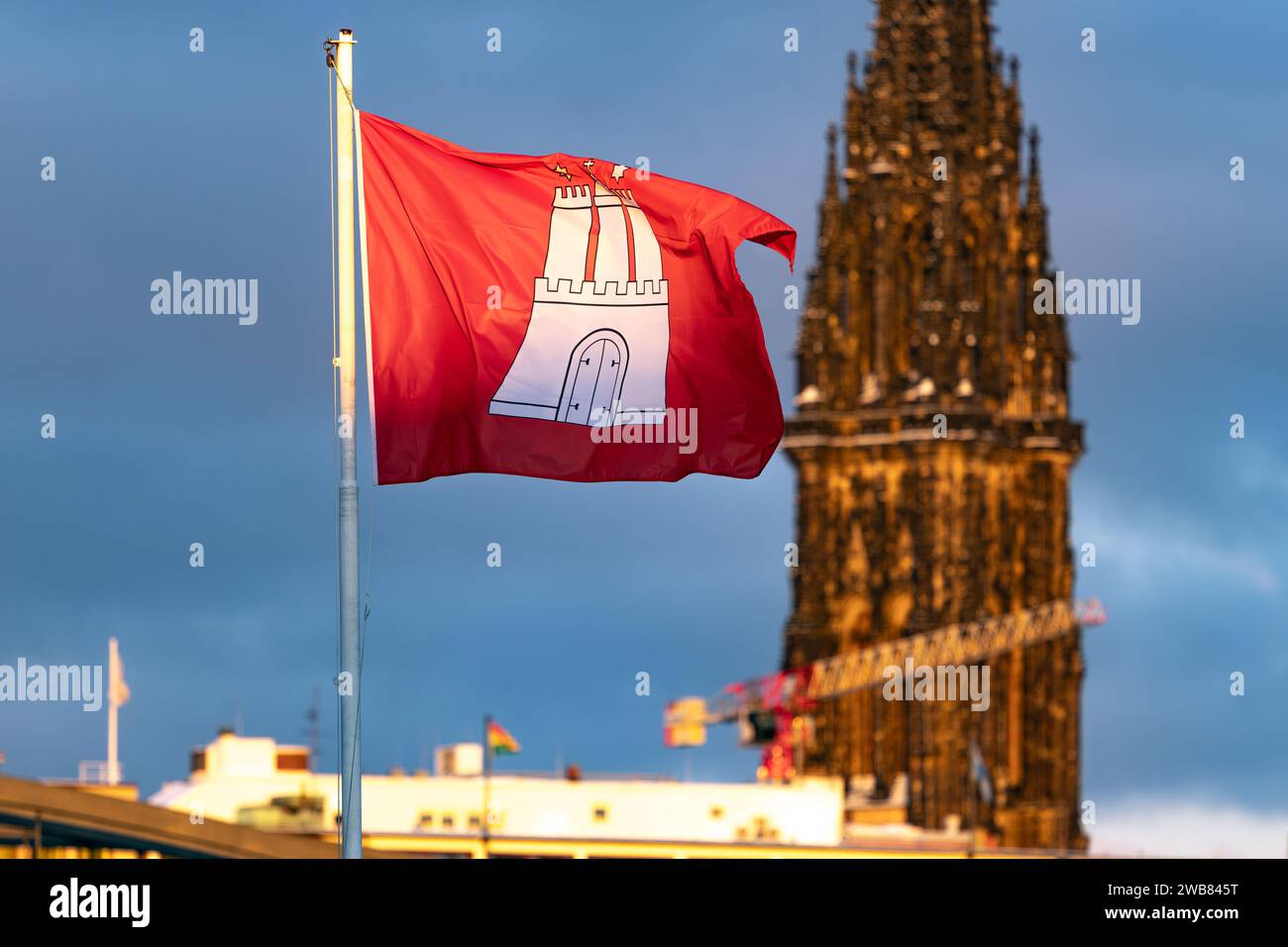 Bandiera di Amburgo di fronte alla torre della chiesa Nikolai Foto Stock