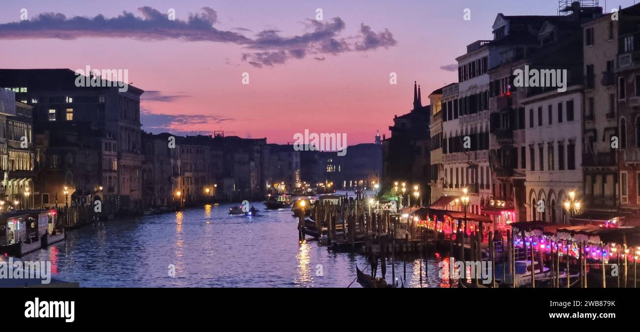 Una pittoresca vista notturna del famoso canale di Venezia in Italia Foto Stock