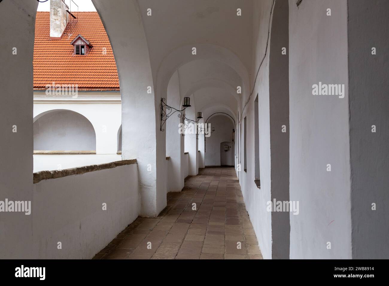 MUKACHEVO, UCRAINA - 5 MARZO 2023: Questa è la galleria esterna dell'edificio del palazzo nel castello di Palanok. Foto Stock