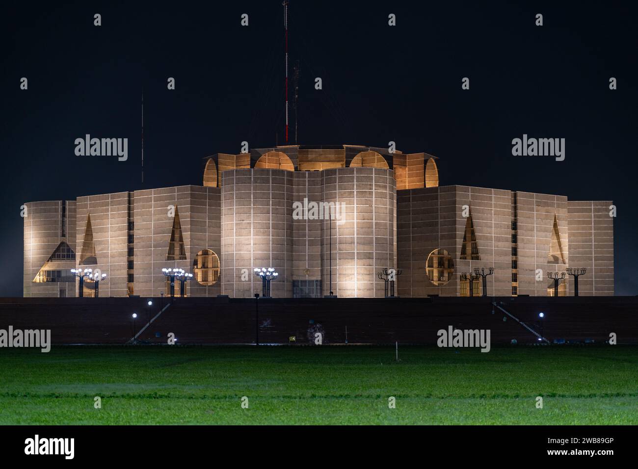 Dhaka, Bangladesh - 11 21 2023 : Vista esterna di Jatiya Sangsad Bhaban o del Palazzo del Parlamento Nazionale di notte Foto Stock