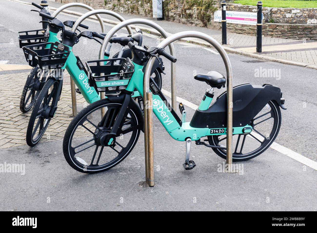 Beryl Bikes in uno stand sulla strada a Newquay, in Cornovaglia, nel Regno Unito. Foto Stock