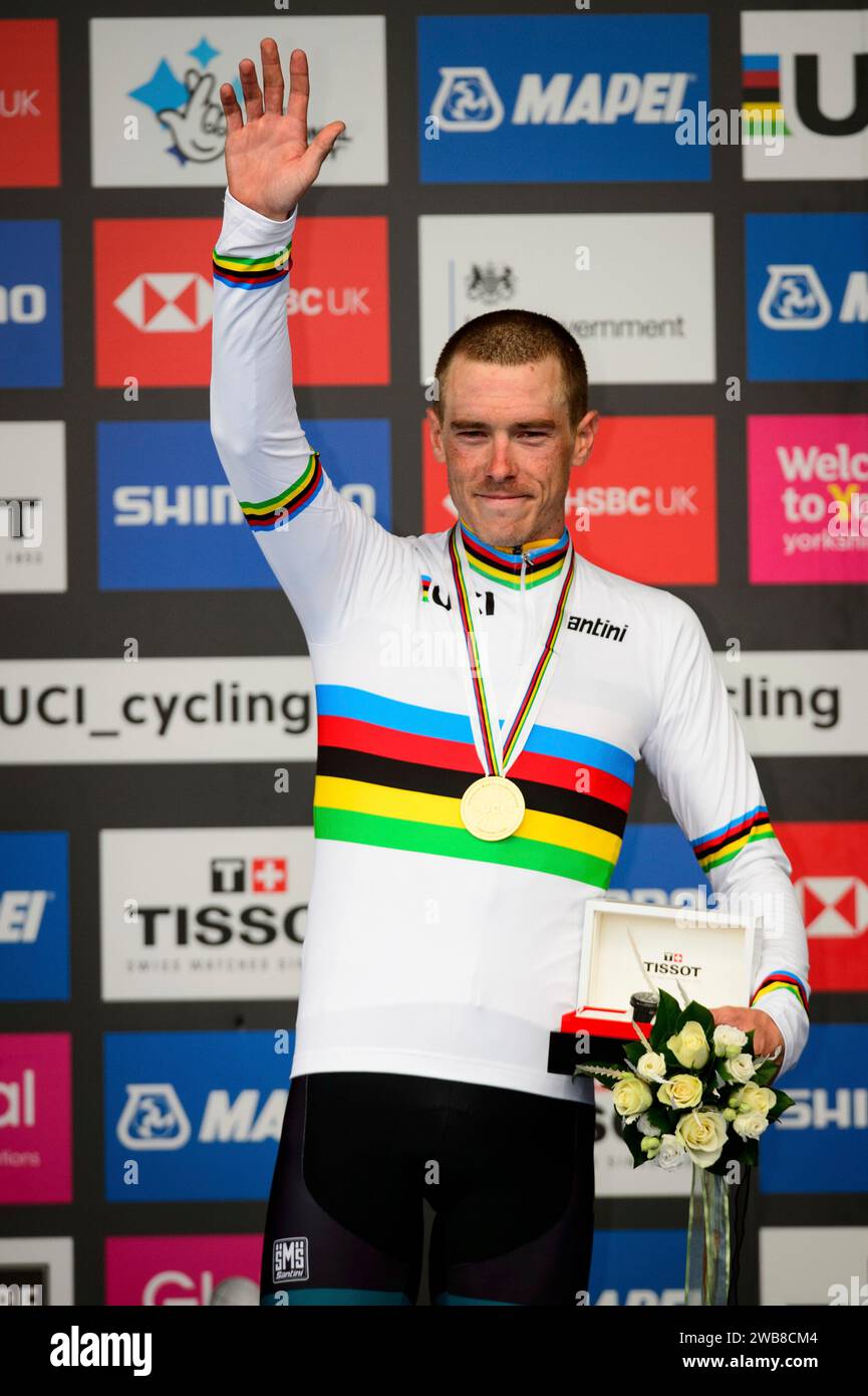 DENNIS Rohan ( AUS ) – Australia – Vincitore – primo posto – campione del mondo – cerimonia di premiazione – cerimonia di medaglia – podio – Hochformat – hoch – vertikal – Ritratto – evento/Veranstaltung: Campionati del mondo di ciclismo su strada UCI - categoria/Kategorie: Ciclismo su strada - ciclismo su strada - Elite Men - location/Ort: Europa – Gran Bretagna - Inghilterra - Yorkshire - inizio: Northallerton - fine: Harrogate - Individual Time Trail ( ITT ) - distanza: 54 km - Data/riferimento: 25.09.2019 - mercoledì - fotografo: © Arne Mill - frontalvision.com Foto Stock