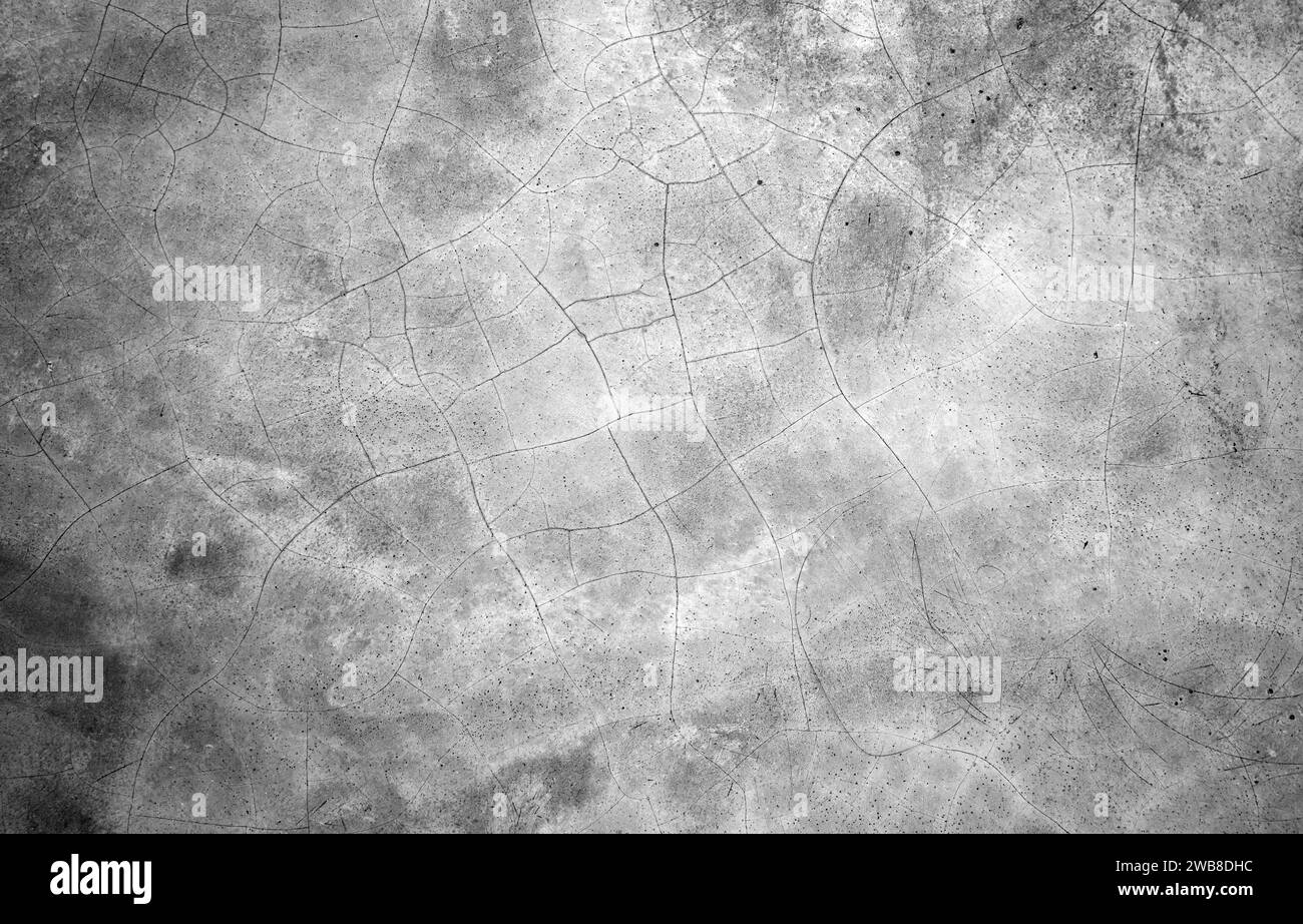 Parete di cemento grigia vuota con crepe e graffi, texture fotografica di sfondo bianco e nero, vista frontale Foto Stock