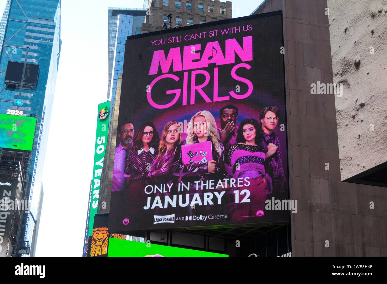 New York, Stati Uniti. 8 gennaio 2024. Un cartellone del film in arrivo, "Mean Girls", è esposto a Times Square nel centro di Manhattan, New York. Il film comico e musicale è interpretato da Reneé Rapp e Angourie Rice. La sceneggiatura è stata scritta da Tina Fey e il film è diretto da Samantha Jayne e Arturo Perez Jr. Credito: SOPA Images Limited/Alamy Live News Foto Stock