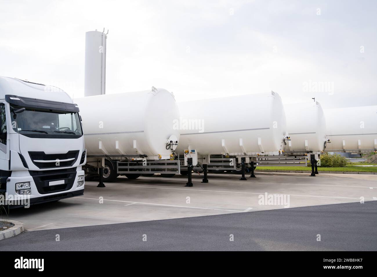 I rimorchi con serbatoio si trovano in fila. Trasporto di GPL. Foto Stock