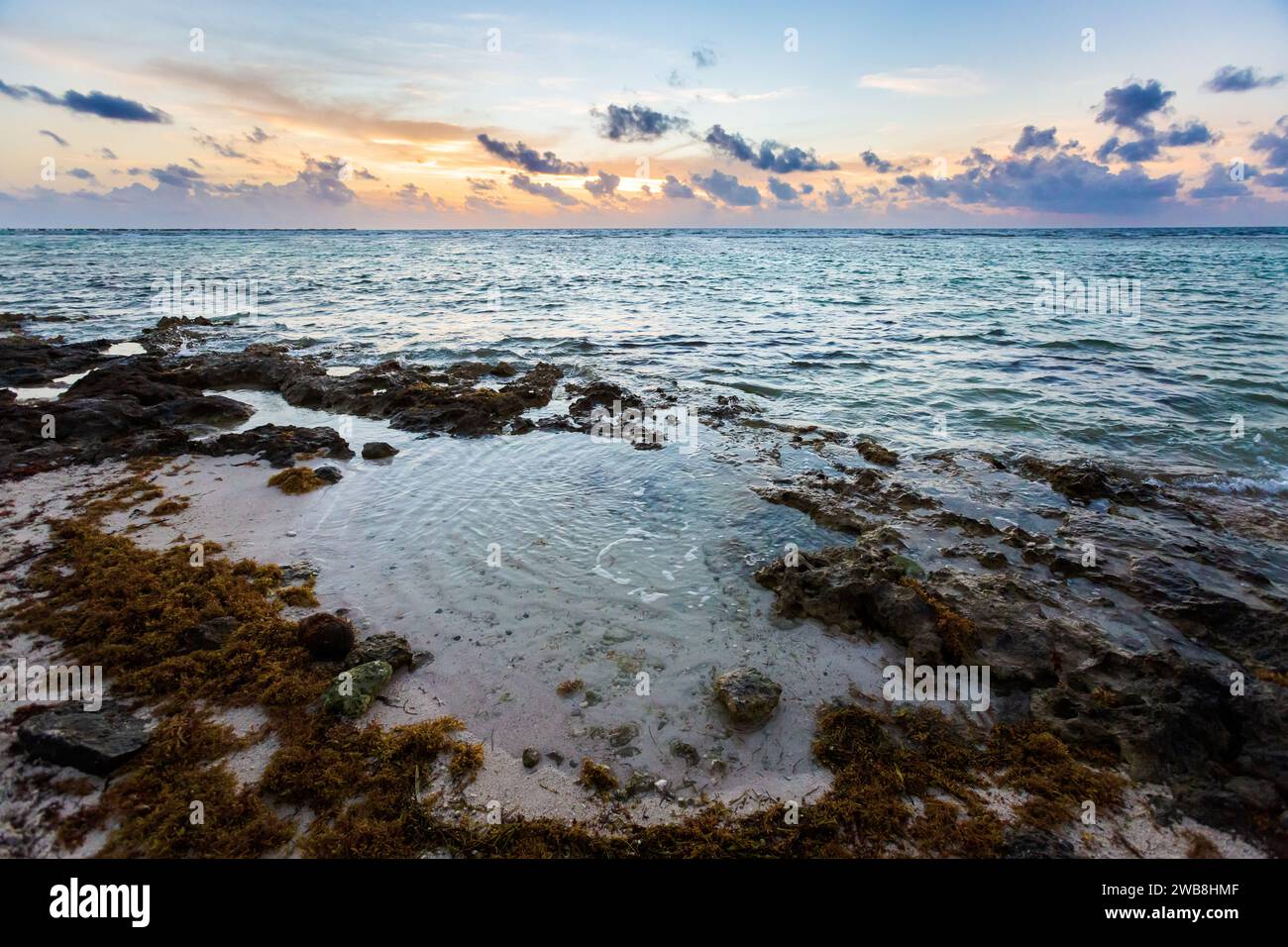 Splendida foto del paesaggio caraibico scattata nella spiaggia di Mahahual in Messico durante l'alba Foto Stock