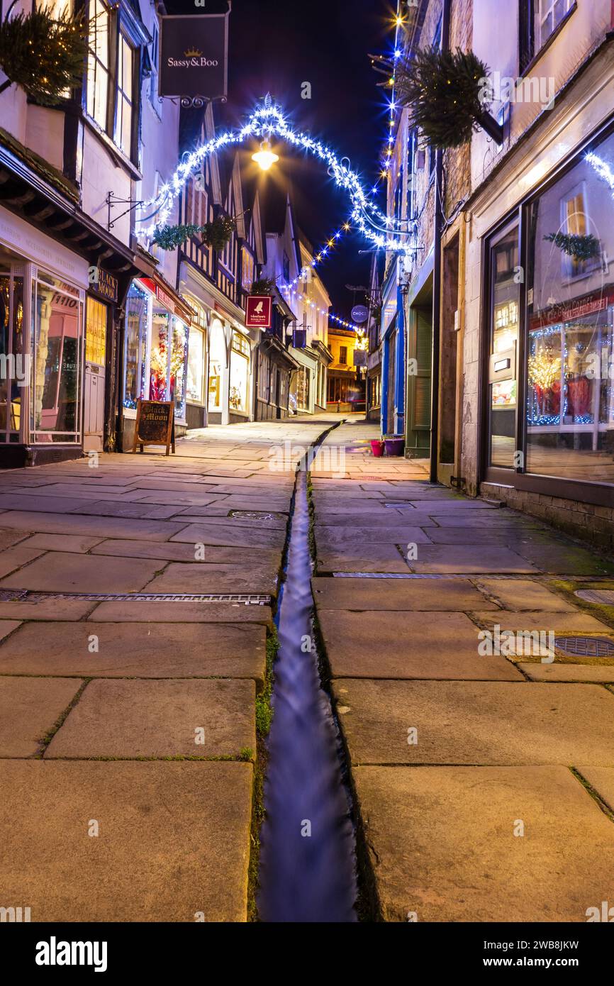 Cheap Street illuminata dalle luci di Natale a Frome, Somerset Foto Stock