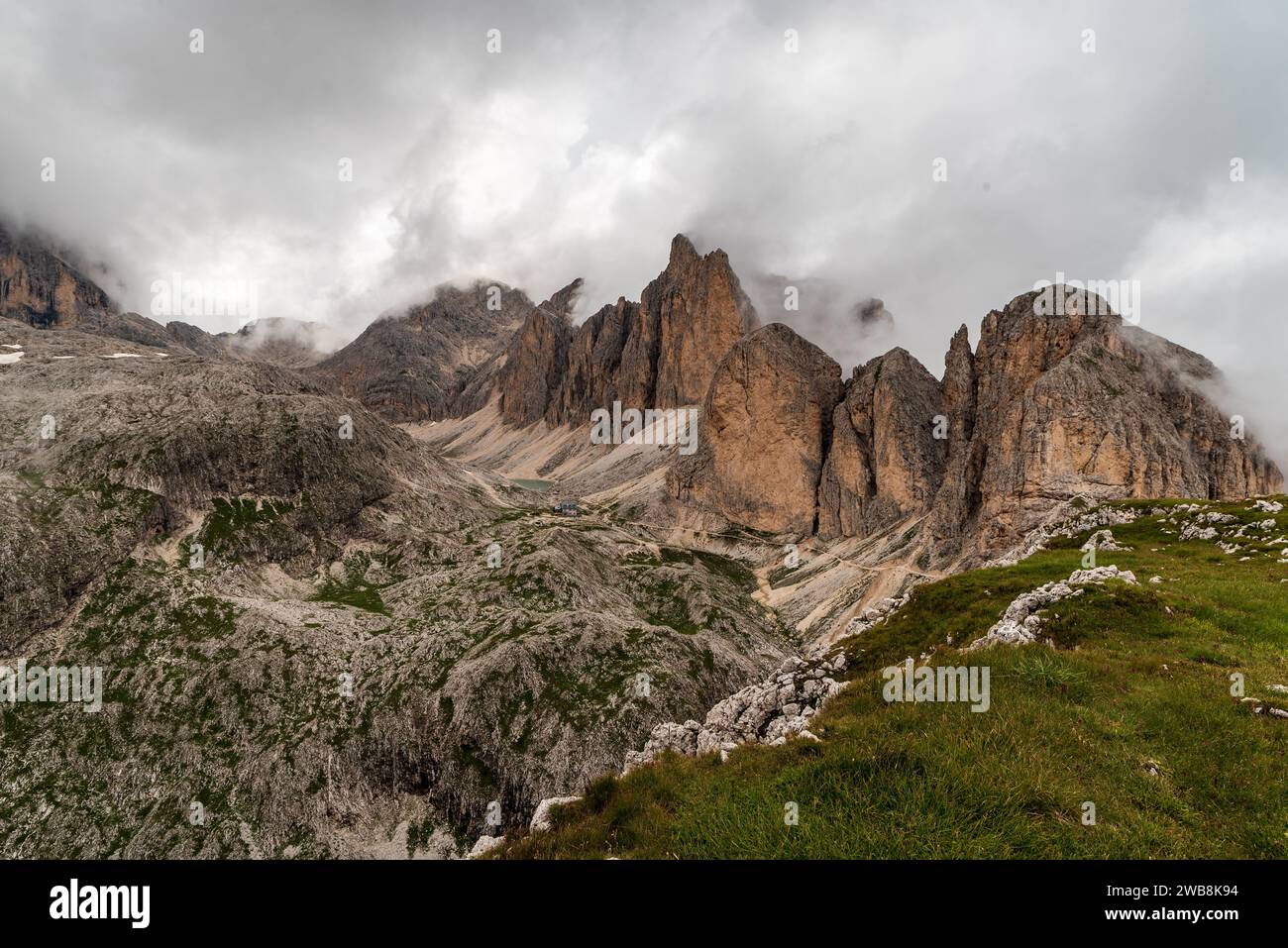 Vista dalla vetta del Mantel sopra il Rifugio Antermoia nelle Dolomiti in Italia Foto Stock