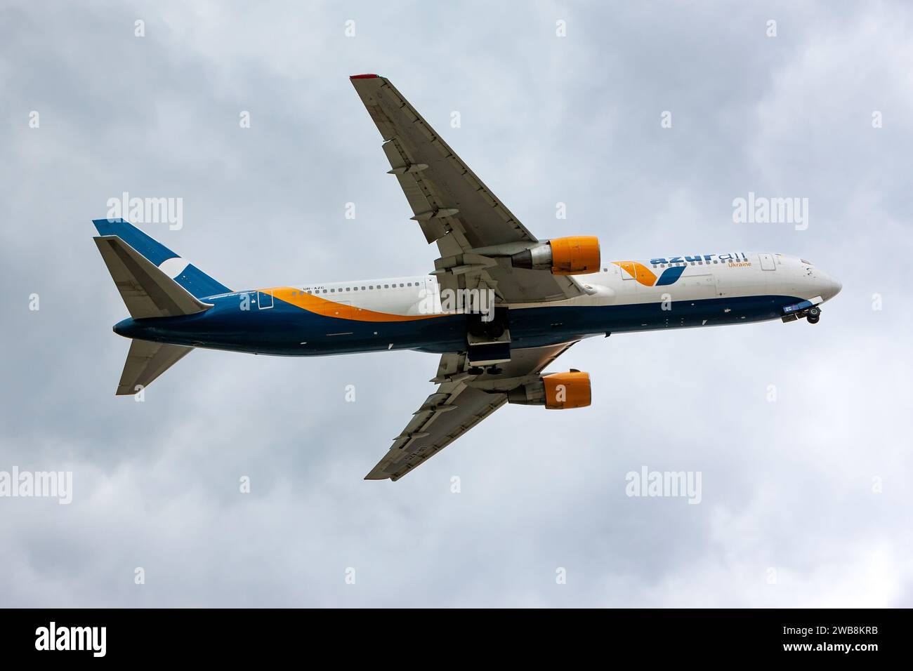 Boryspil, Ucraina - 13 agosto 2020: L'aereo Boeing 767-300 (UR-AZC) di Azur Air Ukraine decolla dall'aeroporto internazionale di Boryspil Foto Stock