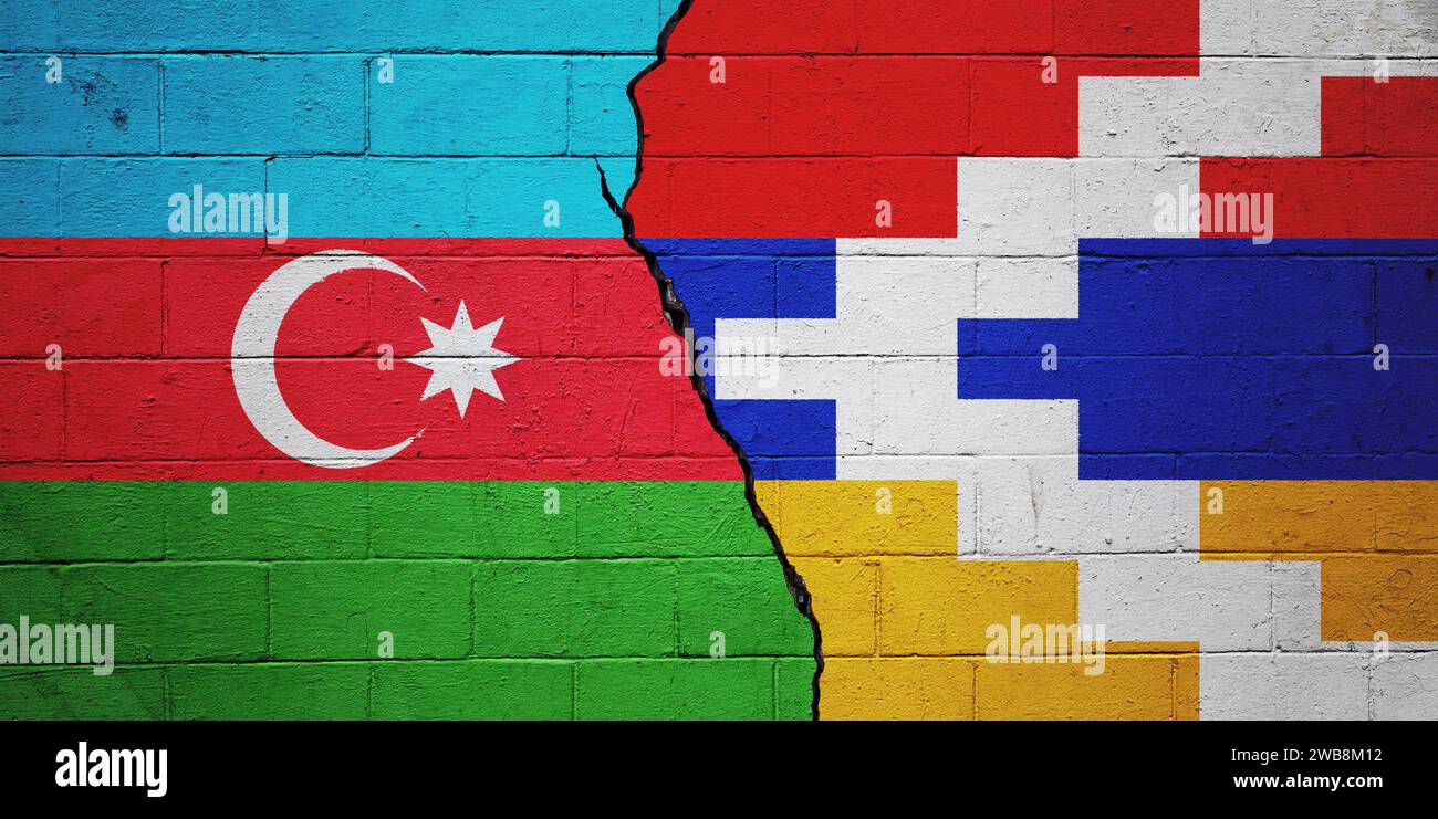 Muro di mattoni incrinato dipinto con una bandiera della Repubblica dell'Azerbaigian a sinistra e una bandiera della Repubblica di Artsakh a destra. Foto Stock