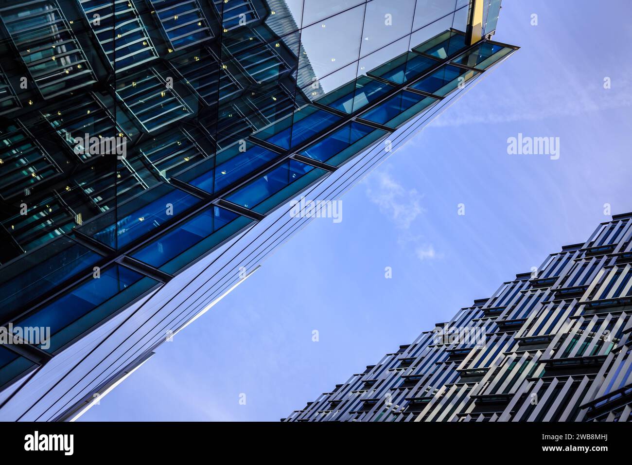 Edificio a specchio a Londra di alta qualità, più London Riverside, Inghilterra, Regno Unito Foto Stock