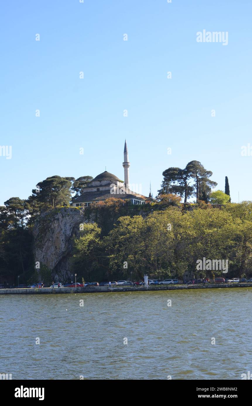 Grecia, nord-occidentale, regione dell'Epiro, città e castello di Ioannina, lago Pamvotida e l'isola Foto Stock