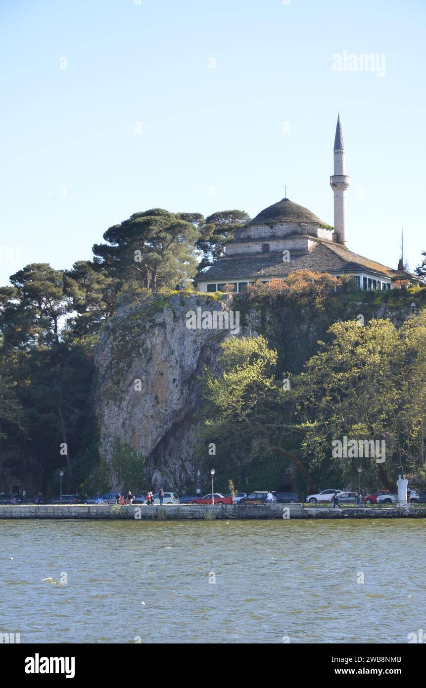 Grecia, nord-occidentale, regione dell'Epiro, città e castello di Ioannina, lago Pamvotida e l'isola Foto Stock