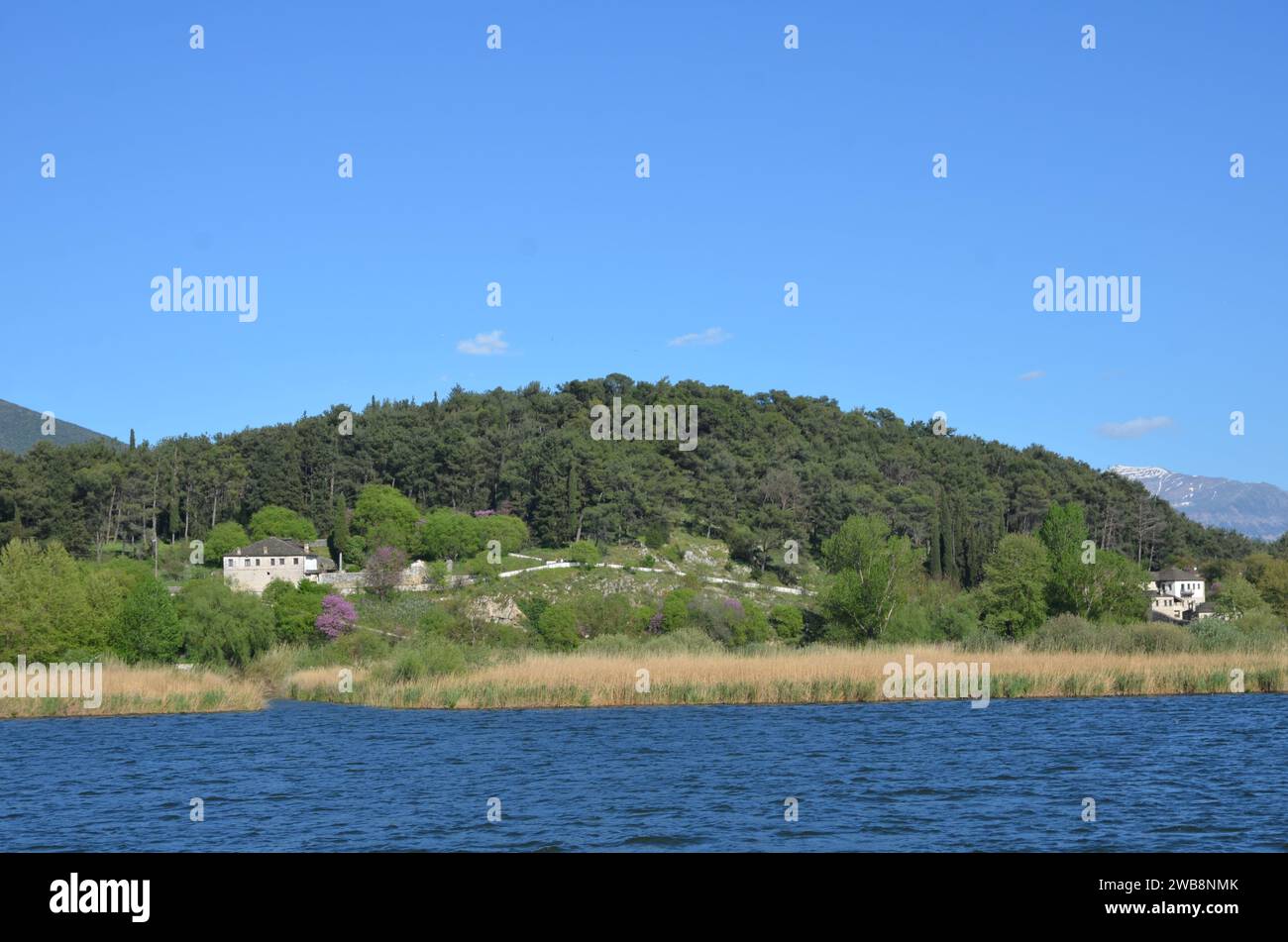 Grecia, nord-occidentale, regione dell'Epiro, città e castello di Ioannina, lago Pamvotida e l'isola Foto Stock