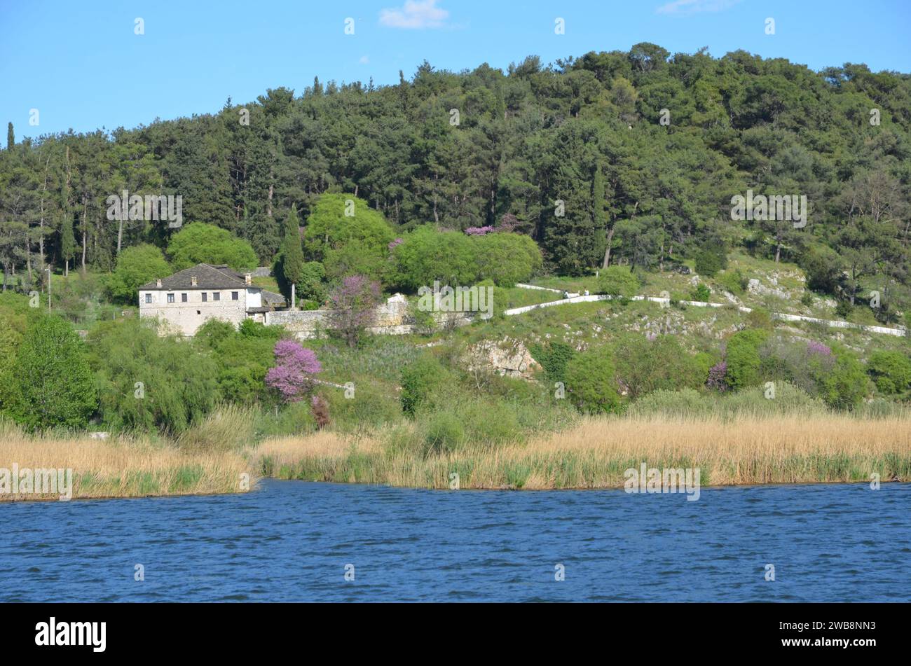 Grecia, nord-occidentale, regione dell'Epiro, città e castello di Ioannina, lago Pamvotida e l'isola Foto Stock