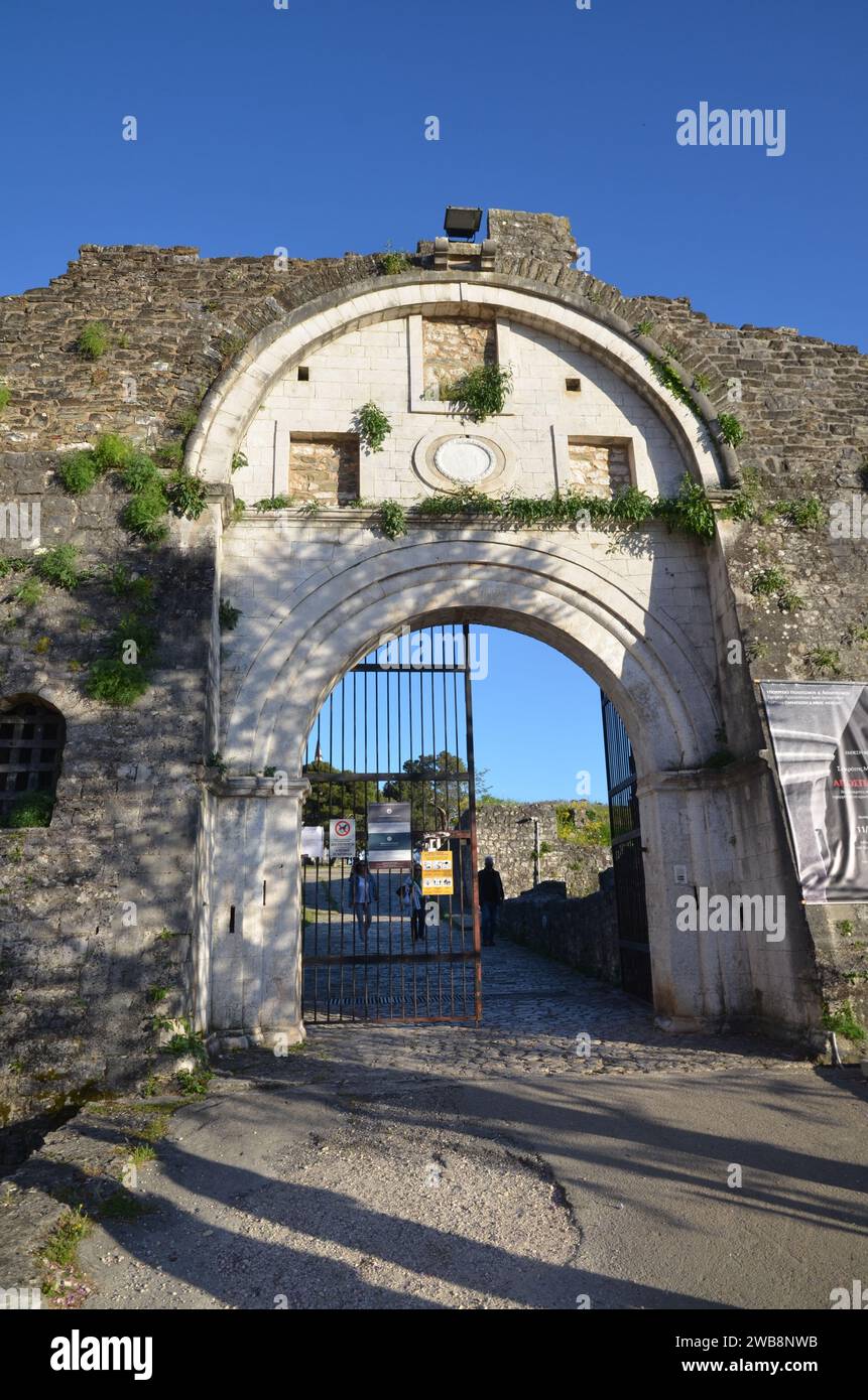 Grecia, nord-occidentale, regione dell'Epiro, città e castello di Ioannina, lago Pamvotida e l'isola Foto Stock