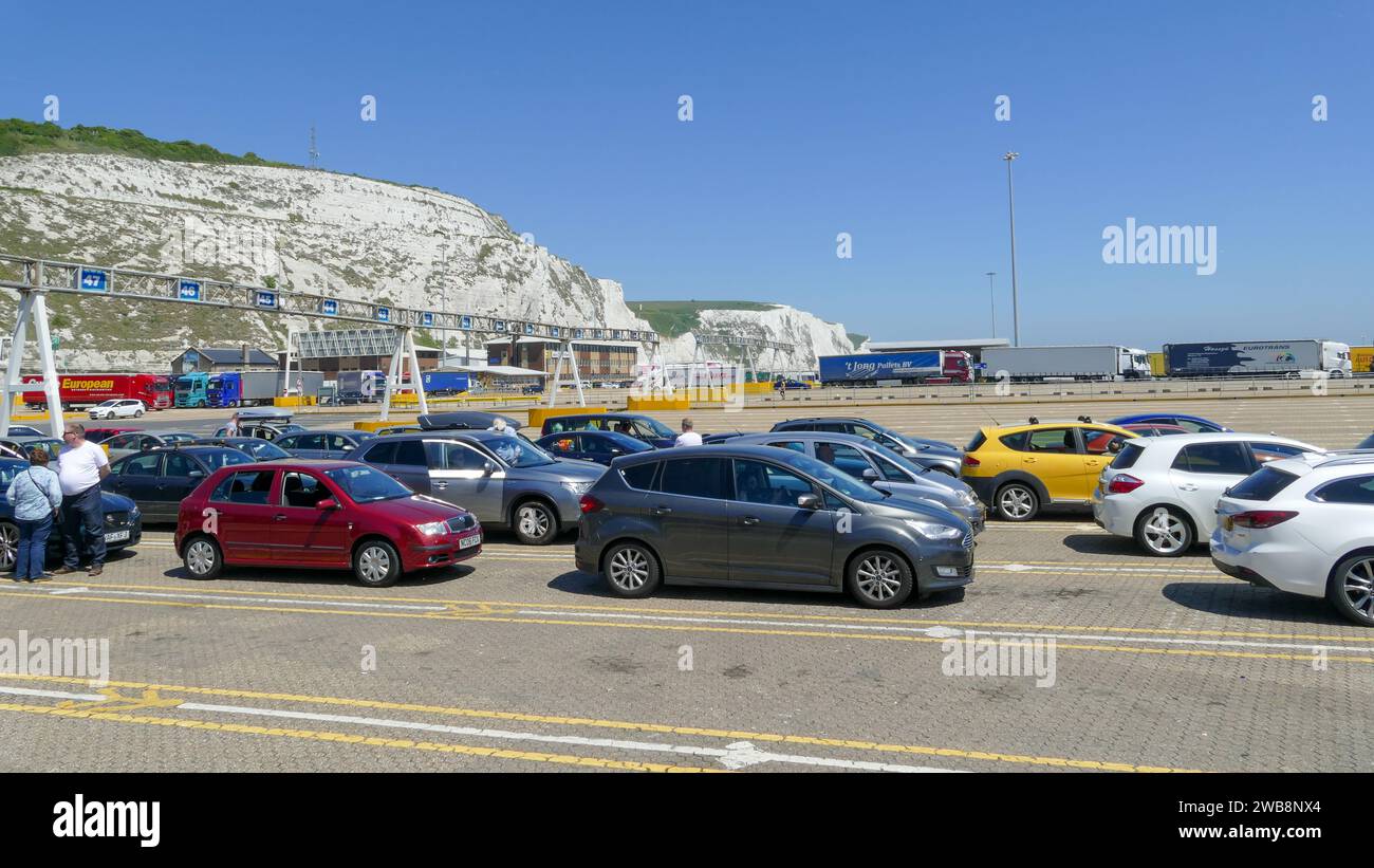 Dover, Inghilterra, Regno Unito - maggio 26 2017: Porto di Dower, coda in attesa di imbarco sul traghetto attraverso la Manica (la Manche) per la Francia Foto Stock