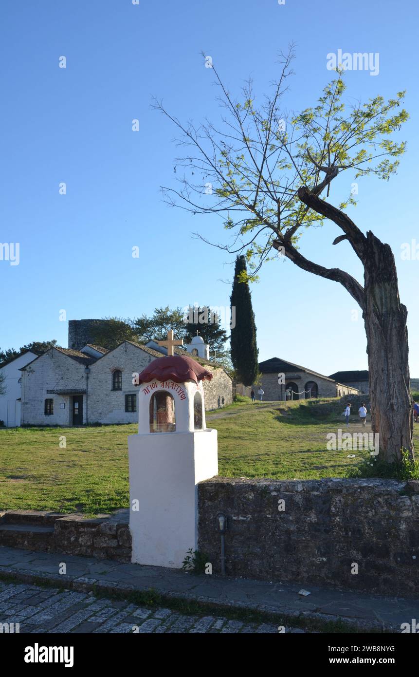 Grecia, nord-occidentale, regione dell'Epiro, città e castello di Ioannina, lago Pamvotida e l'isola Foto Stock
