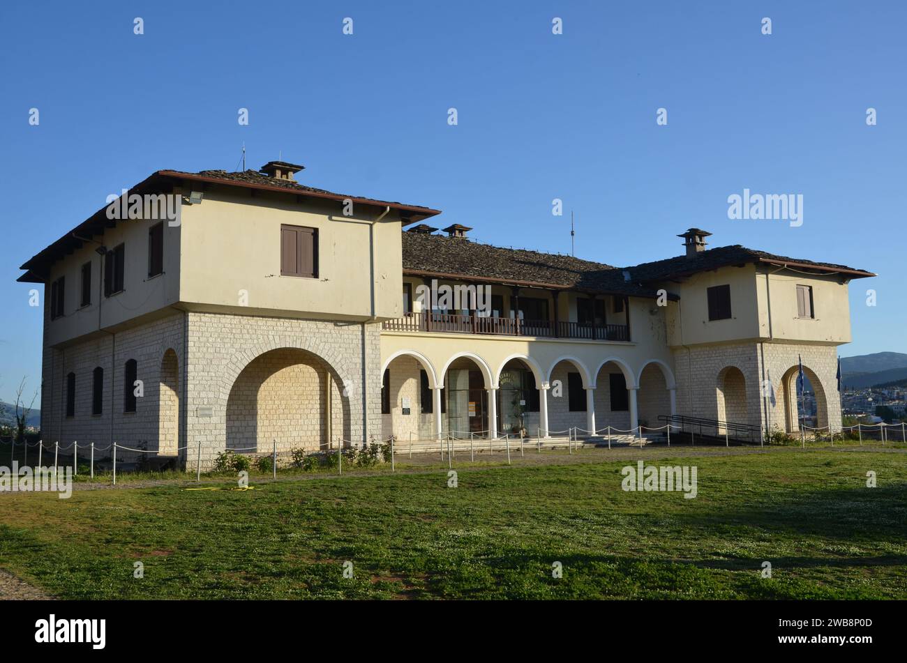 Grecia, nord-occidentale, regione dell'Epiro, città e castello di Ioannina, lago Pamvotida e l'isola Foto Stock