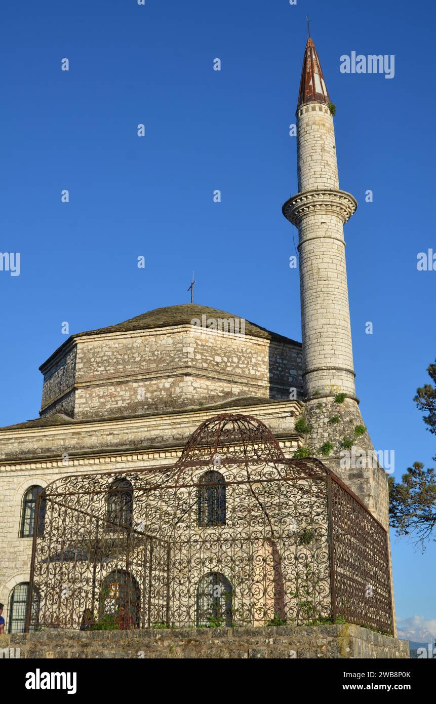 Grecia, nord-occidentale, regione dell'Epiro, città e castello di Ioannina, lago Pamvotida e l'isola Foto Stock