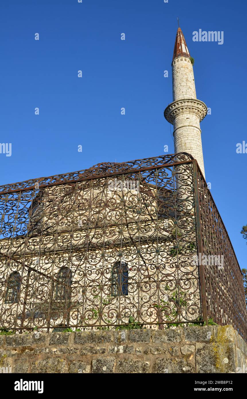Grecia, nord-occidentale, regione dell'Epiro, città e castello di Ioannina, lago Pamvotida e l'isola Foto Stock