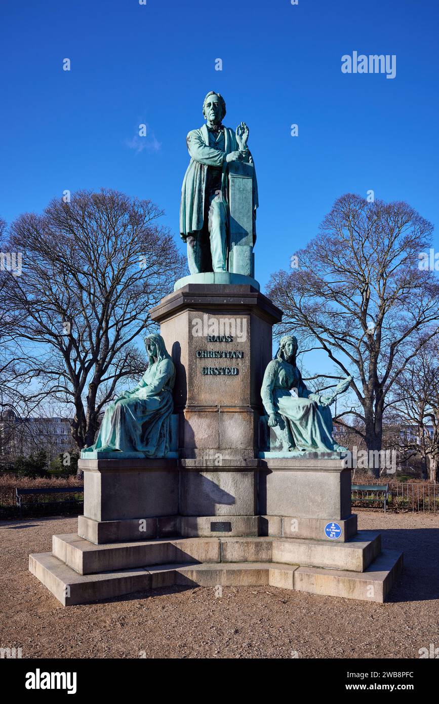 Hans Christian Ørsted Monument, statua in bronzo di Jens Adolf Jerichau (1876); Ørsted Park, Copenaghen, Danimarca Foto Stock