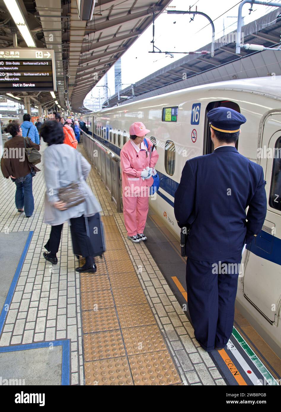 Un treno ad alta velocità Shinkansen N700 Series alla stazione di Shinagawa a Tokyo, Giappone. Foto Stock