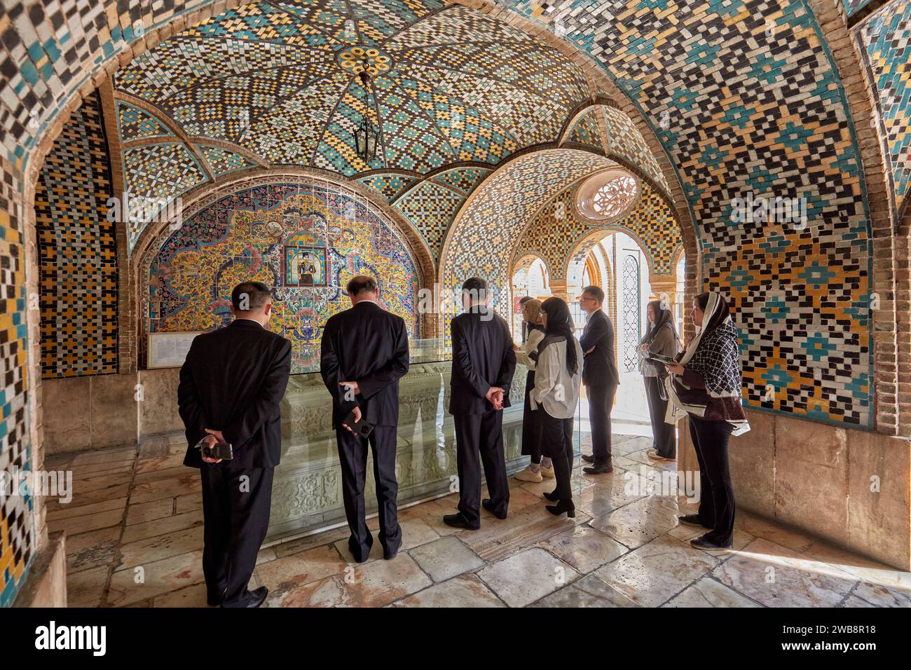 Gruppo di visitatori presso la lapide in marmo di Nasser ed DIN Shah presso il Karim Khani Nook, una struttura nel Palazzo Golestan. Teheran, Iran. Foto Stock
