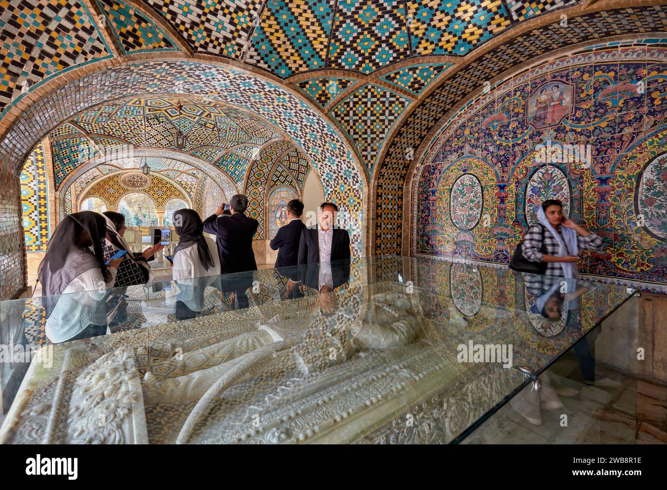 Turisti presso la lapide in marmo di Nasser ed DIN Shah presso il Karim Khani Nook, una struttura nel Palazzo Golestan risalente al 1759. Teheran, Iran. Foto Stock