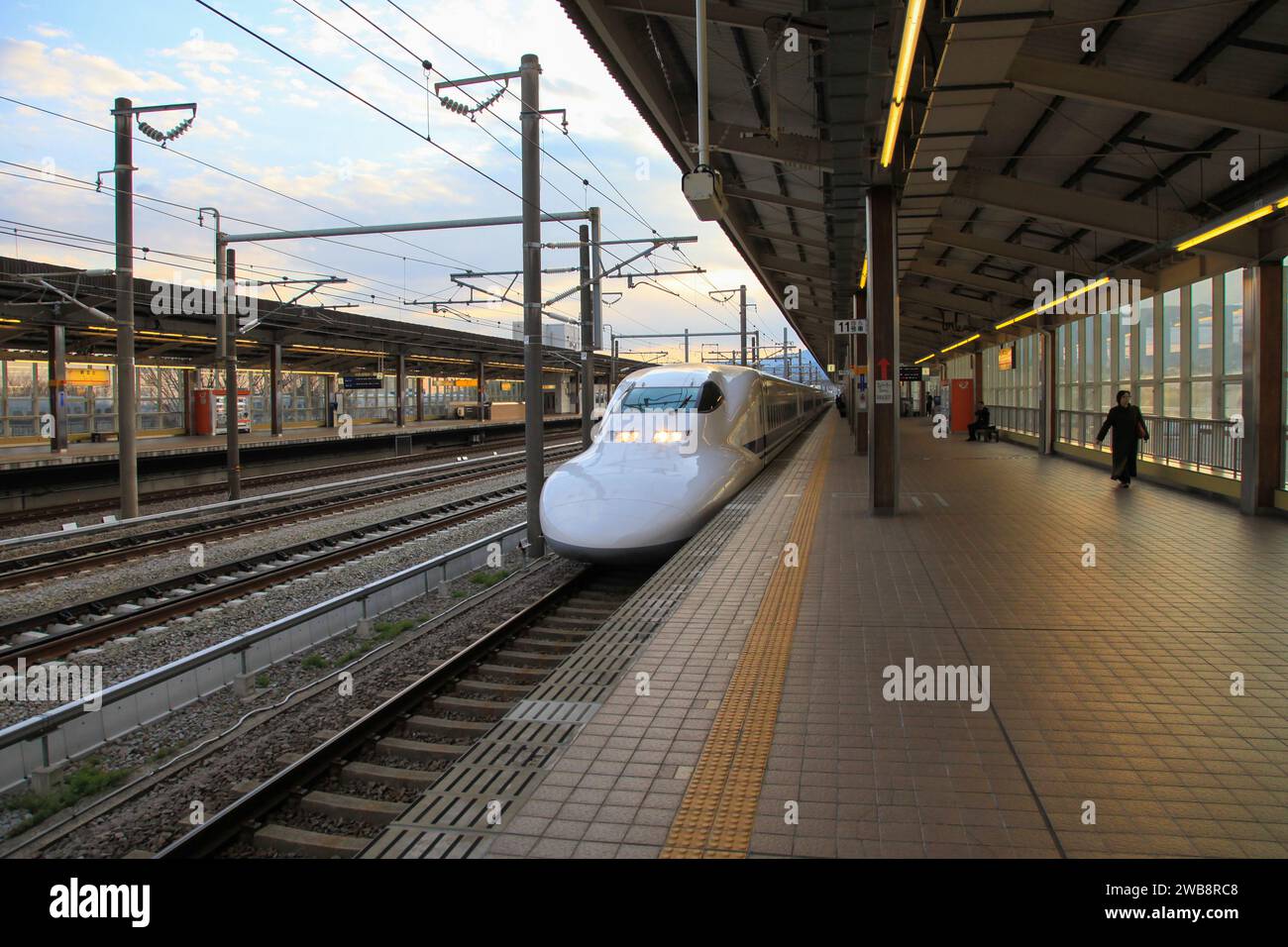 Un treno superveloce Shinkansen N700 che arriva alla stazione ferroviaria di Shin-Fuji. Foto Stock