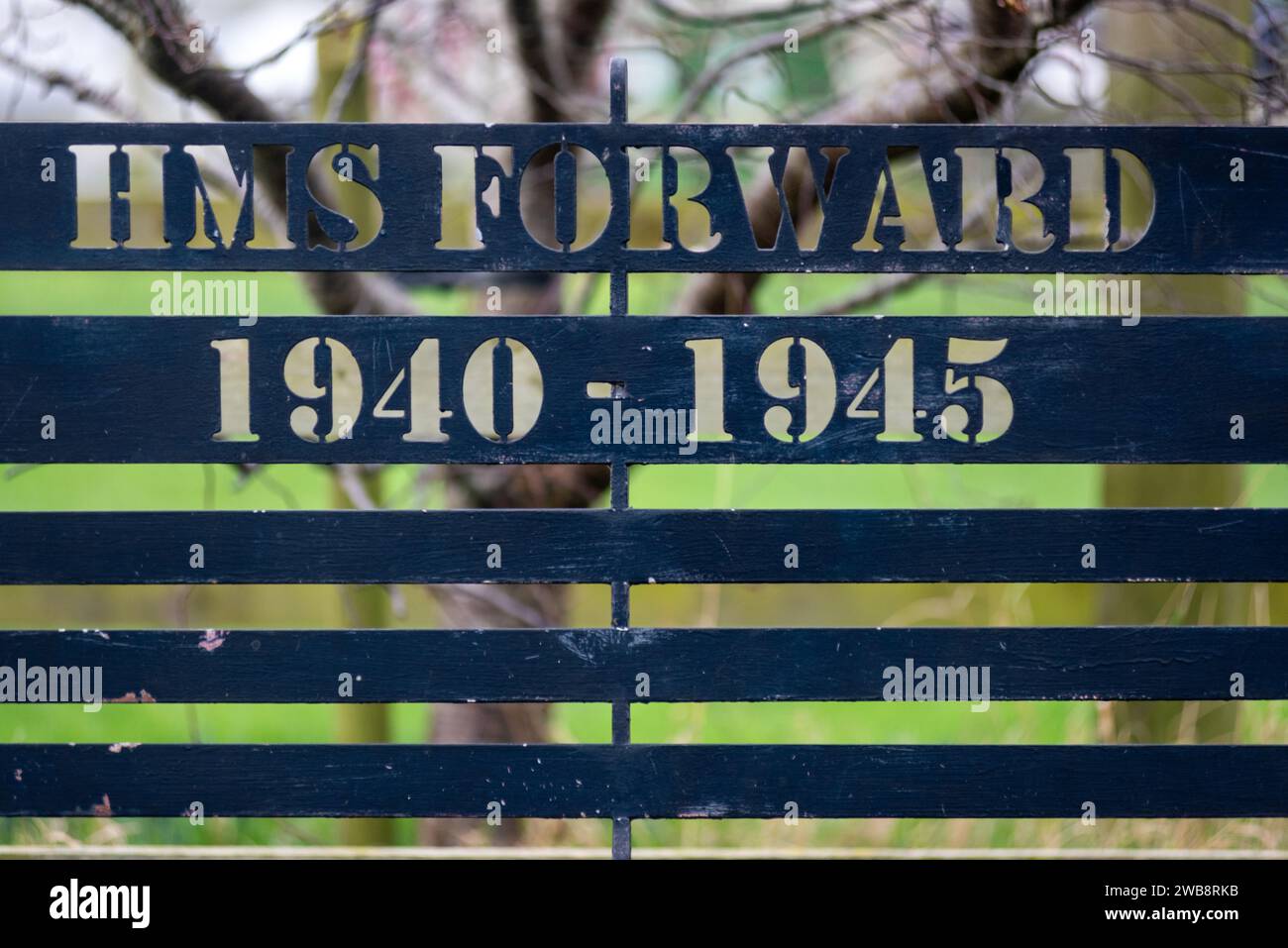 Newhaven, 6 gennaio 2024: Panchina commemorativa per la HMS Forward a South Heighton Foto Stock